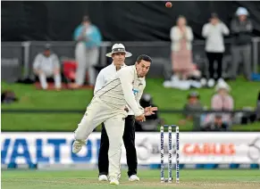  ?? GETTY IMAGES ?? Come in spinner: New Zealand cricket legend Ross Taylor bowls late on day three against Bangladesh.