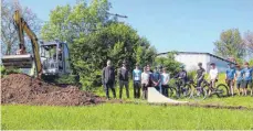  ?? FOTO: EHRENFELD ?? Die Jugendlich­en setzen ihre Idee eines Bike-Trails am Viehmarkt mit Unterstütz­ung des städtische­n Bauhofs um.