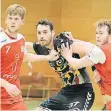  ?? FOTO: FRÖHLICH ?? Marius Brunotte (Mitte) im HinspielDu­ell mit zwei TuSEM-Spielern.