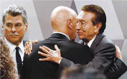  ??  ?? Alexandre de Moraes é cumpriment­ado pelo senador Edison Lobão durante sabatina na CCJ; à esquerda, Romero Jucá