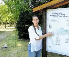  ?? BILD: KLAUS-PETER JORDAN ?? Heike Hobbensief­ken vom OOWV erklärt den Lehrpfad „Baum und Natur" in Holdorf.