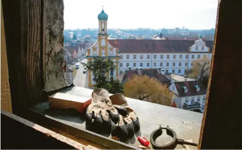  ?? Fotos: Marcel Rother ?? Hoch über den Dächern der Stadt sollen Tauben ihr neues Domizil bekommen. Im Dachstuhl des Münzturms, Richtung Studiensem­inar, sollen die Vögel möglichst bald einund ausfliegen. Der Taubenschl­ag soll helfen, die Population dauerhaft zu reduzieren.