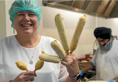  ?? STACY SQUIRES/STUFF ?? Jo Williamson is a dab hand at producing gluten-free and vegan hotdogs.