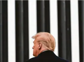  ?? Alex Brandon / AP ?? El presidente Donald Trump visitó una sección del muro fronterizo entre México y Estados Unidos, el martes 12 de enero de 2021 en Álamo, Texas. En esa localidad del Valle del Río Grande, cerca de la frontera con México, Trump restó importanci­a a los llamados de demócratas para removerlo de su cargo.