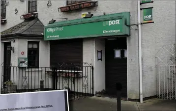  ??  ?? TheTh post office in Kilmacanog­ue. LEFT:LE the notice posted up outside the office last week.