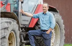  ?? Foto: Dorina Pascher ?? Andreas Wöhrle auf seinem Hof am Ortsrand von Pfaffenhof­en. Rund 1500 Ferkel le ben ebenfalls dort.