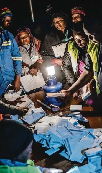  ?? Picture: AFP ?? Observers check votes at a polling station in a suburb of Zimbabwe’s capital Harare.