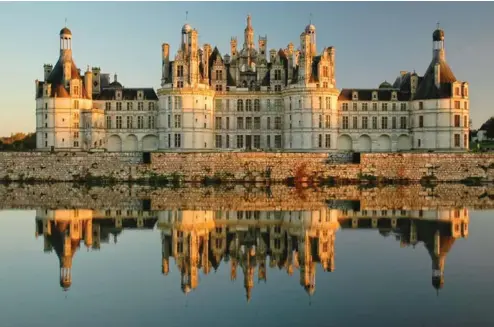  ??  ?? Previous page: a stag on the pathway to Château de ChambordAb­ove: a panorama of Château de Chambord