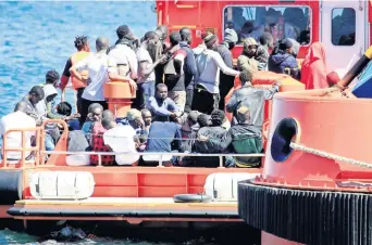  ??  ?? Salvamento Marítimo rescató ayer a 123 inmigrante­s de 12 embarcacio­nes que navegaban en el estrecho de Gibraltar. El pasado viernes salvó a 888 personas.