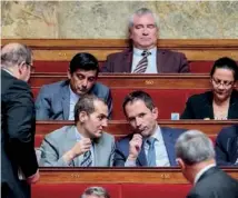  ??  ?? A gauche, sur les bancs du gouverment à l’Assemblée avec Arnaud Montebourg et Manuel Valls. A droite, redevenu député des Yvelines, il mène la fronde au Palais-Bourbon.