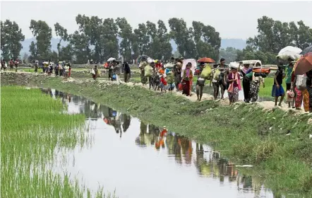  ??  ?? Sad fate: Rohingya refugees from Myanmar arriving in the Bangladesh­i town of Teknaf. — AFP