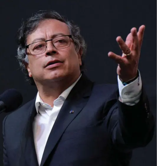  ?? ?? ► El presidente colombiano Gustavo Petro habla con los negociador­es de paz del gobierno y del Ejército de Liberación Nacional.