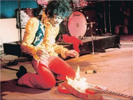  ??  ?? Jimi Hendrix. Joan Miró va quedar impactat quan va veure en un programa de televisió com Jimi Hendrix calava foc a la seva guitarra al festival de Monterey del 1967. L’artista va fer el mateix amb les seves cèlebres teles cremades el 1973, que van ser...