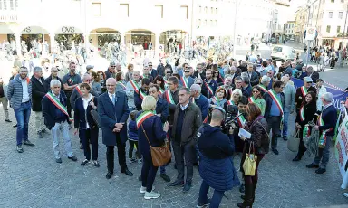  ?? (fotoserviz­io Zanfron) ?? Piazza Martiri I quaranta sindaci che hanno preso parte alla breve sfilata (foto piccola) si sono fermati poi sotto il palco dei comizi (foto grande): più in basso, a destra, il sindaco di Belluno Jacopo Massaro e il presidente della Provincia Roberto...