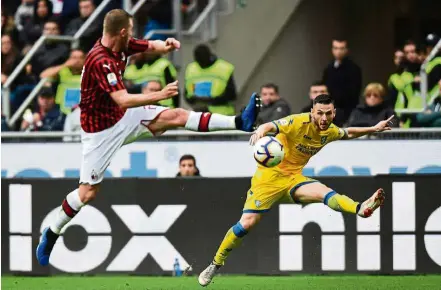  ??  ?? I’m on it: AC Milan’s Ignazio Abate (left) tries to block a shot from Frosinone’s Andrea Beghetto during the Serie A match at the San Siro on May 19. — AFP