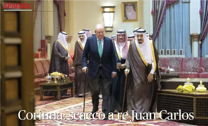  ?? Ansa ?? L’inchiesta dei treni
Il re Salman bin Abdulaziz al-Saud nel 2017 con l’allora re di Spagna, Juan Carlos I in visita a Ryad. Sotto, il treno veloce spagnolo da Medina a La Mecca