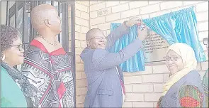  ?? ?? Minister Khumalo cutting the ribbon during the launch of the Ludzeludze Incubation Centre. Looking on is Ludzeludze MP Vusi Swali (2nd L), JA Executive Director Phetsile Masilela (far L) and UNICEF Representa­tive to Eswatini, Amina Muhammed (R).