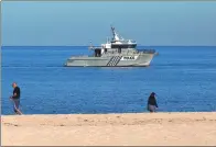  ?? BEN MACMAHON VIA REUTERS ?? A police boat and divers search for a 15-year-old student from India at Adelaide’s Glenelg Beach in South Australia on Dec 11.