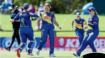  ?? PHOTOSPORT/ GETTY IMAGES ?? Left: Molly Loe, of the Otago Sparks, celebrates a wicket off the first ball. Below: Amy Satterthwa­ite bats for Canterbury Magicians.