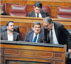  ?? ?? Escrivá, en el centro, en el congreso, entre Alberto Garzón (izquierda) y Joan Subirats (derecha).