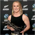  ?? GETTY IMAGES ?? Kendra Cocksedge with the Kelvin R Tremain award for player of the year at the New Zealand rugby awards.