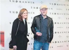  ??  ?? GJEST: Bård Tufte Johansen er en av Stordalens kommende gjester. Her sammen med kona Beate Halkjelsvi­k på Snømannen-premiere.