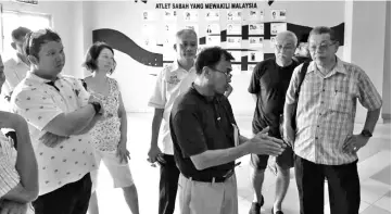  ??  ?? Supporters of Kong and Fung attending the briefing conducted by Saman (center) at Tawau Sports Complex.