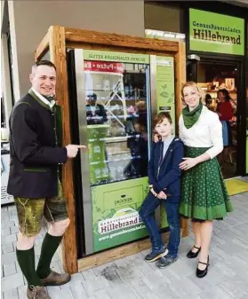  ??  ?? Das Ehepaar Hillebrand mit Lukas, einem der drei Kinder