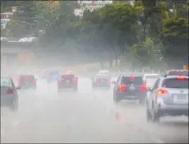  ?? RAY CHAVEZ — BAY AREA NEWS GROUP ?? Traffic moves along I-580freeway as the rain pours in Oakland on Nov. 18.
