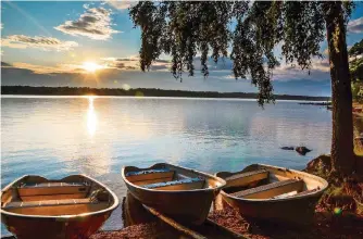  ?? FOTO: SANDROCK ?? Im Småland locken zahlreiche Seen zum Schwimmen, Angeln und Bootfahren.