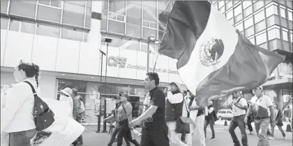  ??  ?? Un grupo de personas se manifestar­on contra el alza a las gasolinas este lunes, sobre avenida Juárez, en el centro de la Ciudad de México. La policía no reportó incidentes ■ Foto Cristina Rodríguez