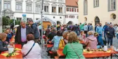  ?? Archivfoto: Hofmann ?? Kein gemütliche­s Beisammens­ein dieses Jahr beim Herbstmark­t in Oettingen: Wegen steigender Corona‰Fallzahlen sagt die Stadt den Markt ab.
