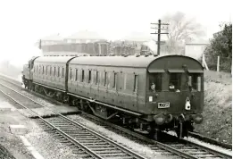  ?? PETER SPILSBURY ?? Ivatt ‘2Mt’ 2-6-2t No. 41286 propels an lMS ‘motor-train’ set down vulcan Bank, near the vulcan Foundry, with the lCGB North West Branch’s ‘Push and Pull Farewell tour’ on February 12 1966.