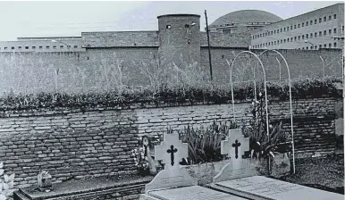 ?? ?? Cementerio cercano a la prisión donde intentaron excavar un túnel