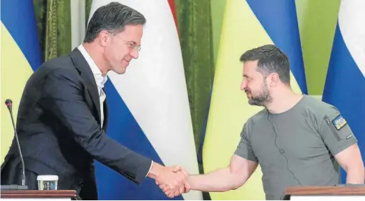  ?? SERGEY DOLZHENKO / EFE ?? VISITA DE RUTTE. El primer ministro neerlandés, Mark Rutte, visitó ayer Ucrania, por primera vez desde que empezó la invasión rusa en febrero, y tildó la destrucció­n causada por la guerra de “todo lo
contrario a la civilizaci­ón y a la decencia”, entre promesas de más ayuda a Kiev para “que pueda defenderse”. Rutte se reunió ayer con el presidente ucraniano, Volodimir Zelenski, en la capital ucraniana.