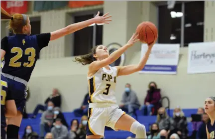  ?? AUSTIN HERTZOG - MEDIANEWS GROUP ?? Pope John Paul II senior Tess Crossan scores on a layup against Upper Perkiomen Tuesday.