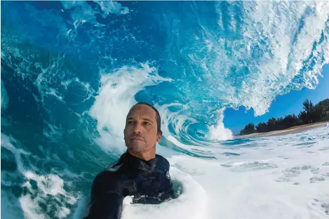  ?? Clark Little via AP ?? Clark Little takes a selfie as he photograph­s waves on the North Shore of Oahu near Haleiwa, Hawaii.