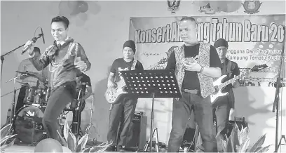  ??  ?? MENGHIBURK­AN: Dino menghiburk­an pada penonton dengan lagu-lagu hitsnya diiringi Band Power Strings.