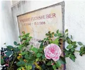  ??  ?? In Scherstett­en erinnert eine Gedenktafe­l an der Kirche an die verstorben­e Kinderbuch­autorin Annegret Fuchshuber.