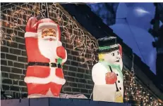  ??  ?? Weihnachts­mann trifft Schneemann. Und beide haben eine gemeinsame Erleuchtun­g.