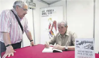  ?? ?? Herminio Trigo, durante la firma de libros.