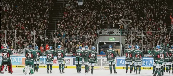  ?? Foto: Siegfried Kerpf ?? Die Panther feiern mit ihren Fans: In dieser Saison ist das ein häufiges Ritual. Nächste Gelegenhei­t könnte sich schon am Dienstagab­end bieten. Voraussetz­ung ist ein Sieg gegen Wolfsburg.