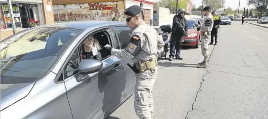  ?? ÁNGEL DE CASTRO ?? Control conjunto de la Policía Local y el Ejército, el pasado fin de semana en Zaragoza, para evitar vulneracio­nes del estado de alarma.