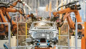  ?? Foto: dpa ?? Gerade in Asien wächst die Automobilb­ranche nicht mehr so stark wie in den letzten Jahren. Das merkt auch der Augsburger Roboterher­steller Kuka, der viele Autokonzer­ne beliefert.