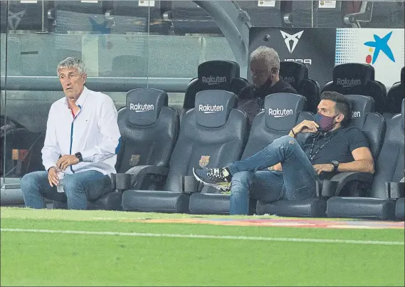  ?? FOTO: PERE PUNTÍ ?? Quique Setién y Eder Sarabia, resignados en el banquillo del Camp Nou el pasado jueves tras perder ante Osasuna y también la Liga Mañana viajarán a Vitoria