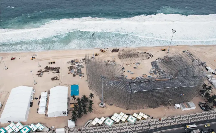  ?? FOTO: AFP ?? El estadio para volley playa en Copabana es, junto al velódromo, la obra más retrasada de cara a los JJOO.