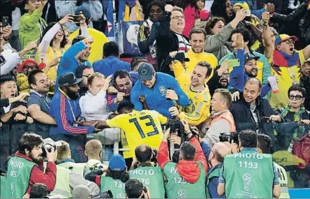  ?? PETER POWELL / EFE ?? Yerry Mina saltó la valla publicitar­ia para celebrar su gol directamen­te con la afición colombiana
