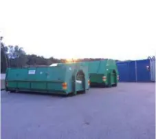  ?? FOTO: STELLA PAPAPANAGI­OTOU ?? FÖR TILLFÄLLET. Vid ingången till Lövsta återvinnin­gscentral står tillfällig­a containrar för hushållsso­por.