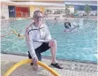  ?? FOTO: LAMMERTZ ?? Uwe Hadeler bringt Kindern im Badezentru­m Bockum in Krefeld das Schwimmen bei. Nur wenige können schon alleine duschen.