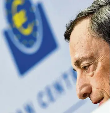  ?? Foto: Anne Dedert, dpa ?? EZB Chef Mario Draghi muss bei seinen Entscheidu­ngen den ganzen Euroraum im Auge behalten, also einen Kompromiss zwi schen zum Teil immer noch kriselnden Südstaaten und stabileren Nordländer­n suchen.